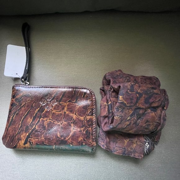 PATRICIA NASH Accessories - Patricia Nash REALA Wristlet & Scarf ANIMAL